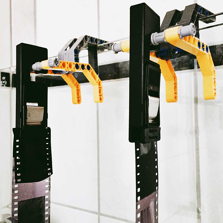 Filmhalterungen zum Trocknen der Filme aus Lego gebaut