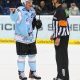 Der Kapitän der Freezers Alex Barta diskutiert nach dem Sudden Death mit Schiedsrichter Daniel Piechazek