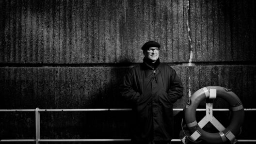 Sören mit zwei Systemblitzen und Umwandlung in schwarzweiß