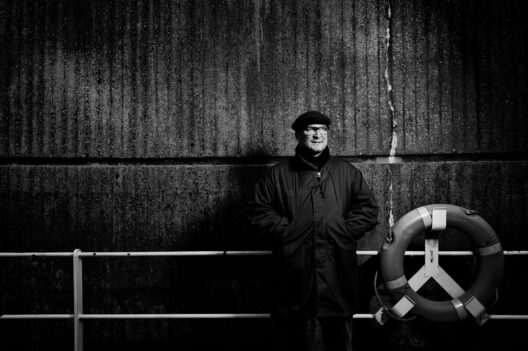 Sören mit zwei Systemblitzen und Umwandlung in schwarzweiß