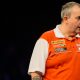 Phil Taylor beißt nervös seinen Flight in die richtige Form