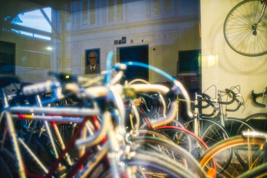 Erich Honecker in einem Laden in Hamburg