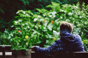 Rauchender Mann im Park