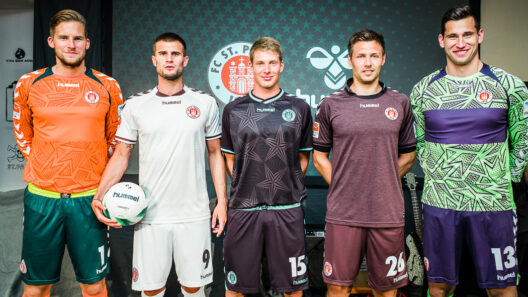 vlnr: Philipp Heerwagen im Torwarttrikot, Christopher Noethe im Auswaertstrikot, Neuzugang Daniel Buballa im Pokaltrikot, Soeren Gonther im Heimtrikot, sowie Philipp Tschauner im weiteren Torwarttrikot