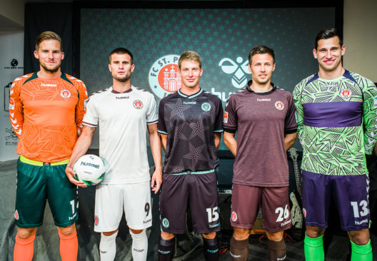 vlnr: Philipp Heerwagen im Torwarttrikot, Christopher Noethe im Auswaertstrikot, Neuzugang Daniel Buballa im Pokaltrikot, Soeren Gonther im Heimtrikot, sowie Philipp Tschauner im weiteren Torwarttrikot