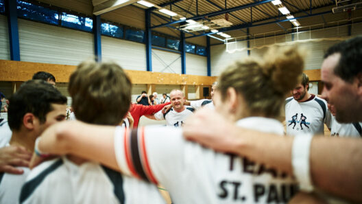 Die Teams vom FC St. Pauli 1 und Avoy Brno feiern nach dem letzten Spiel des Hallenmasters gemeinsam