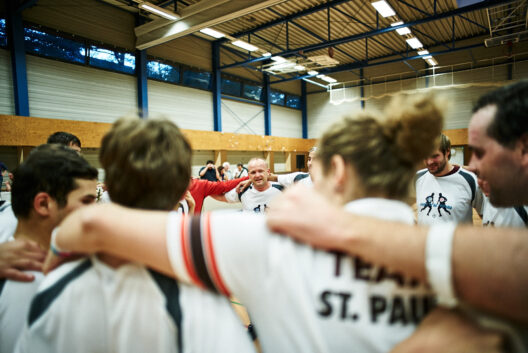 Die Teams vom FC St. Pauli 1 und Avoy Brno feiern nach dem letzten Spiel des Hallenmasters gemeinsam