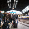 Die Blindenfussballer vom FC St. Pauli stehen am Hamburger Hauptbahnhof zur Abfahrt nach Brünn bereit
