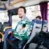 Mir wird das Begrüßungsgetränk im Bus von Brünn nach Bucovice gereicht