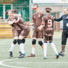 Die Jugendband vom FC St. Pauli bejubelt den ersten Sieg. Alle Feldspieler auf dem Bild sind minderjährig.