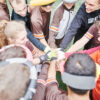 Nun bilden die Blindenfussballer vom FC St. Pauli einen Kreis