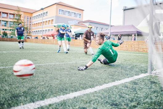 Serdi trifft gegen Buki