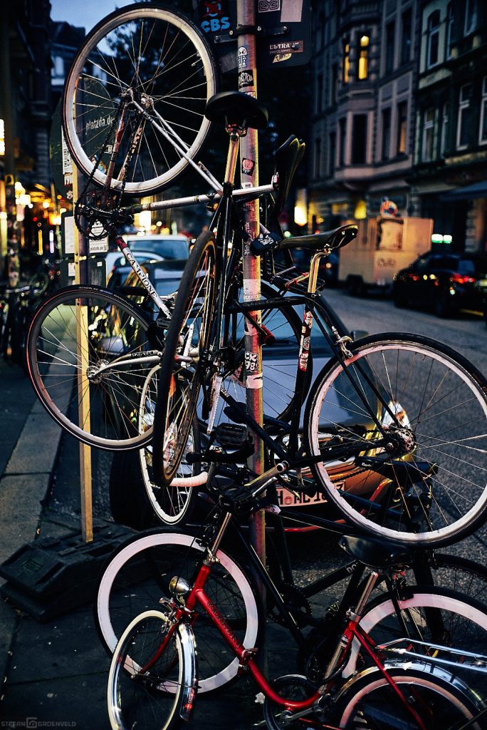 Drei Monate vor Weihnachten wird schon ein Tannenbaum gebastelt