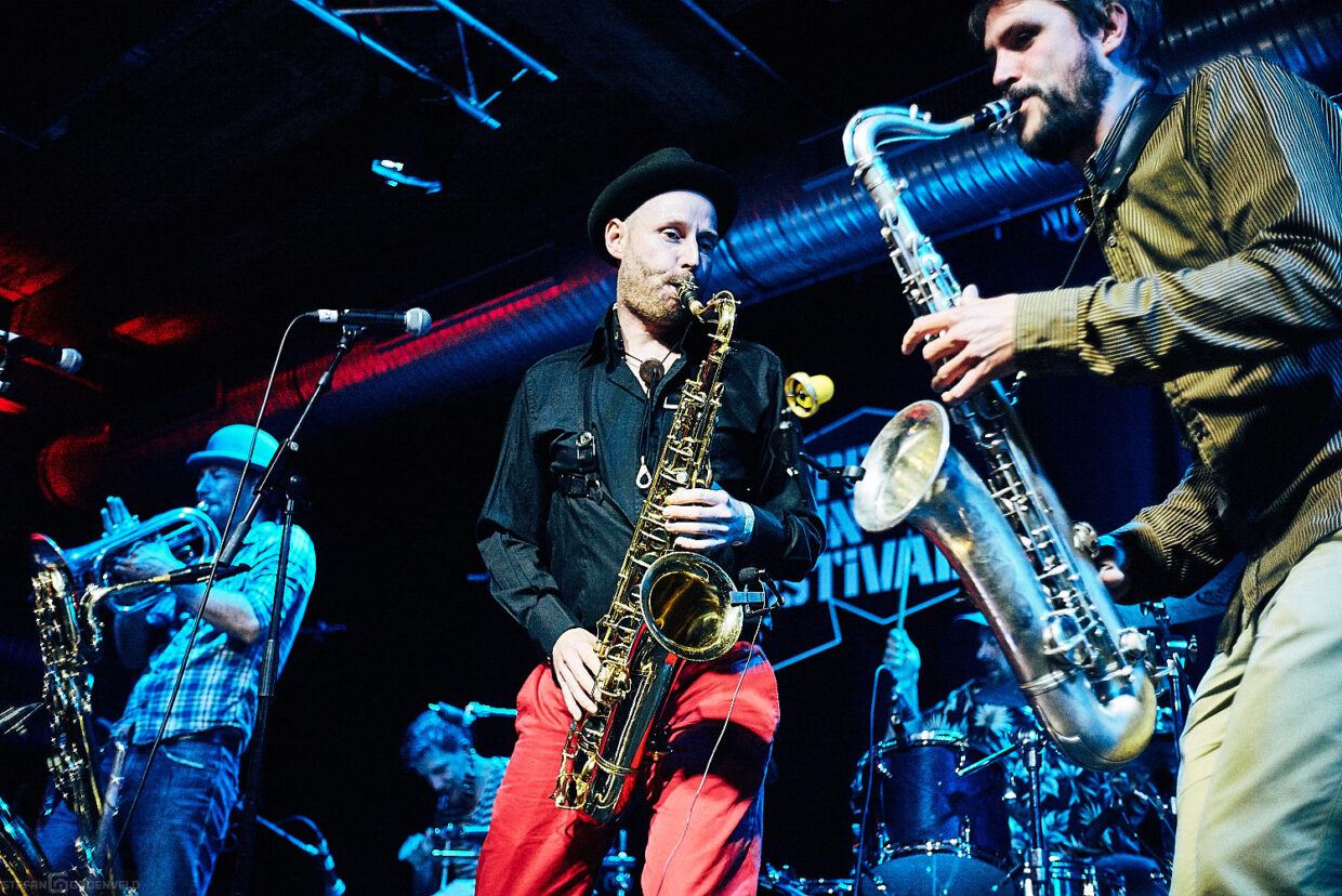 5 der 6 Musiker von KutiMangoes