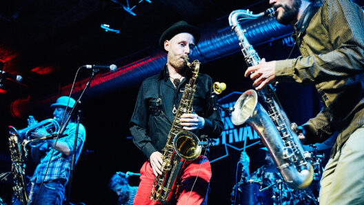 5 der 6 Musiker von KutiMangoes