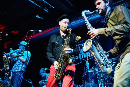 5 der 6 Musiker von KutiMangoes