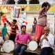 Strassenmusiker beim Chhath Puja