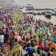 Varanasi beim Chhath Puja - alle warten auf den Sonnenaufgang