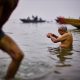 morgendliches Baden im heiligen Ganges wird mit einer kleinen Andacht verbunden