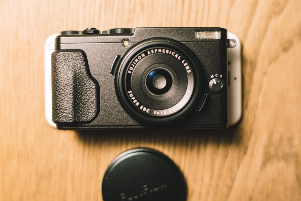 Die Ausmaße der Fuji X70 sind kleiner als ein iPhone (ab 5)