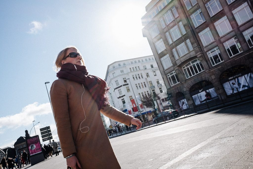 Direkt in die Sonne fotografiert, entstehen Streifen - gut im Mantel der Dame zu erkennen. (1/250 sec, f/8, ISO 200)
