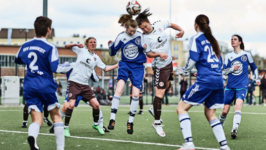 Kopfballduell am Fünfer