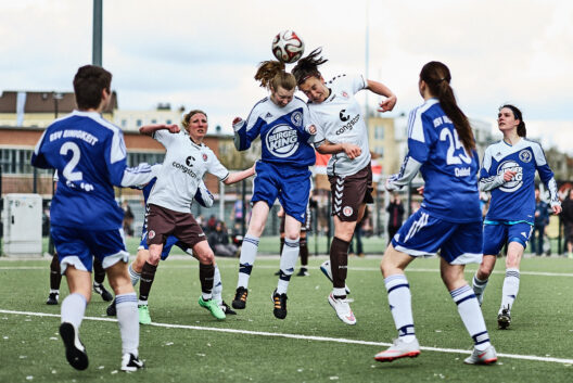 Kopfballduell am Fünfer