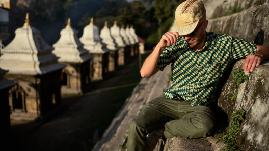 Dodo und im Hintergrund der Pandra Shivalaya Komplex