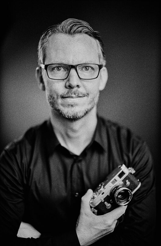 Marco fotografiert mit Leica MP, Noctilux und HP5 bei ISO800