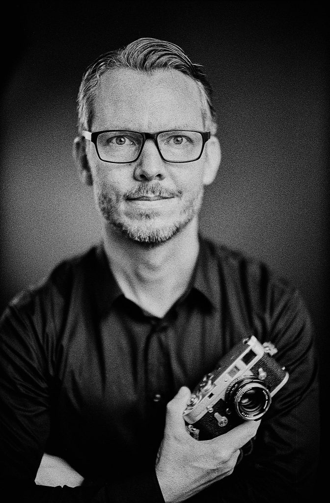 Marco fotografiert mit Leica MP, Noctilux und HP5 bei ISO800