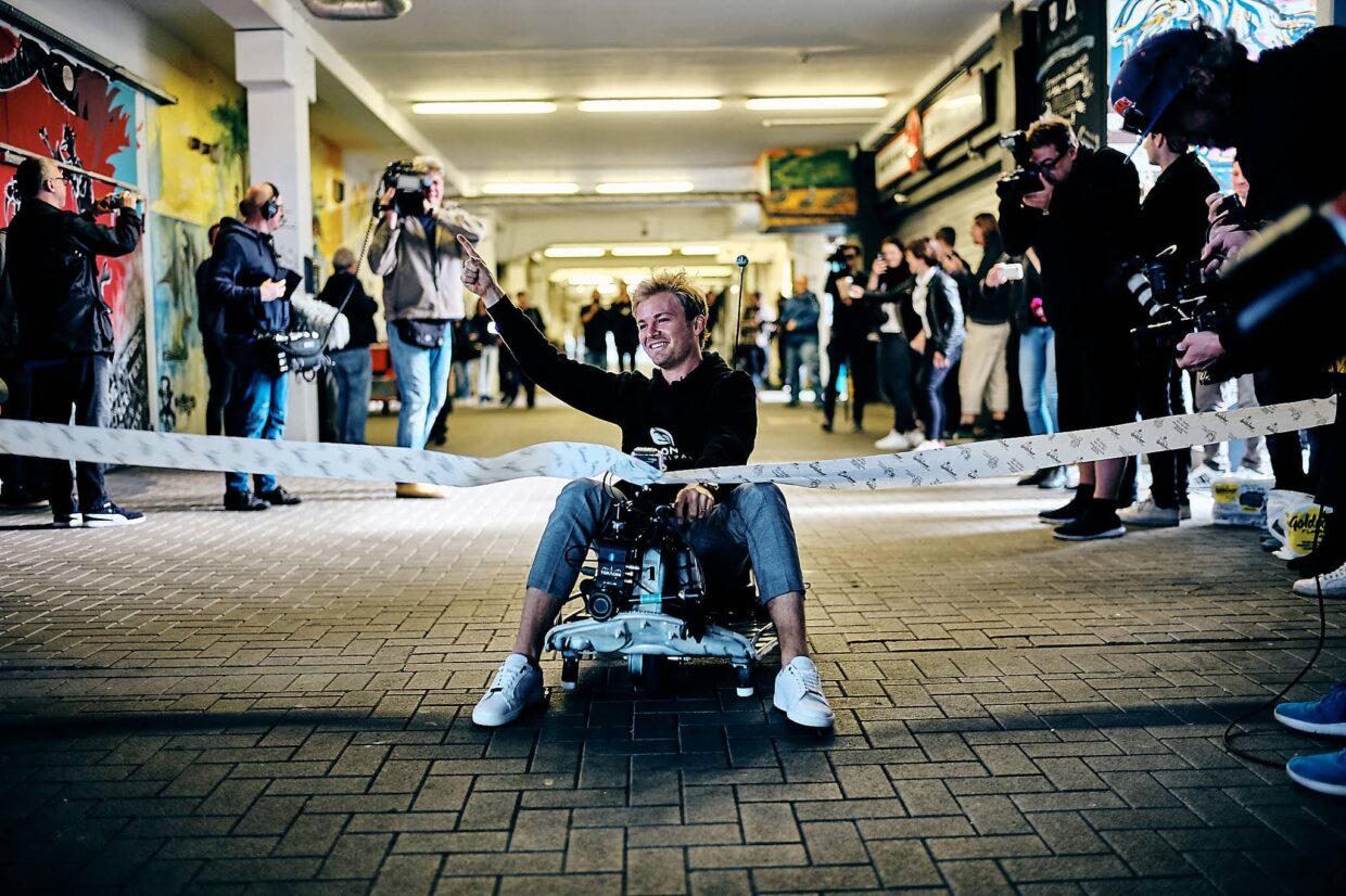 Nico Rosberg hat aber die bessere Fahrtechnik und gewinnt souverän das Finale