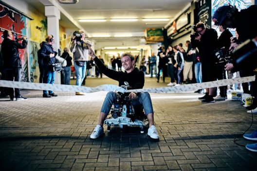 Nico Rosberg hat aber die bessere Fahrtechnik und gewinnt souverän das Finale