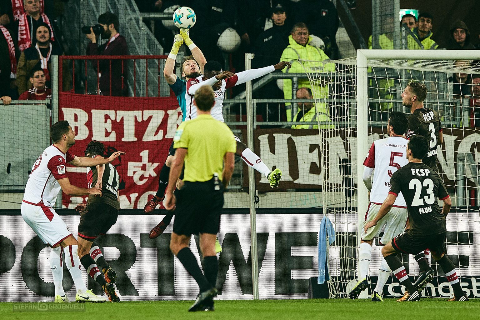 Alle schauen auf Skyman - außer dem Fanfotografen aus der Region