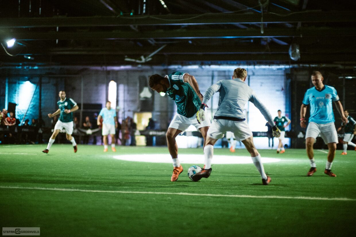 Kevin Kuranyi umdribbelt den Torwart