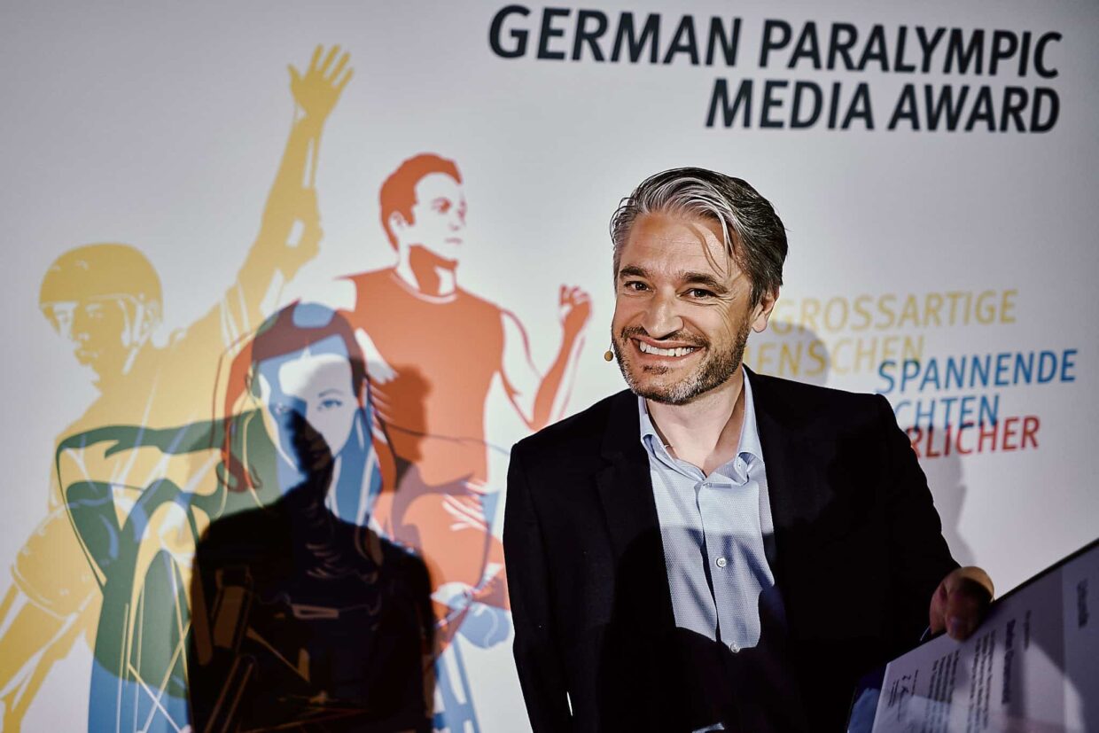 Jury-Vorsitzender Gerd Schönfelder übergibt mir die Urkunde