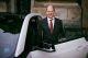 Olaf Scholz vor dem e-Auto von drive now