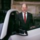 Olaf Scholz vor dem e-Auto von drive now