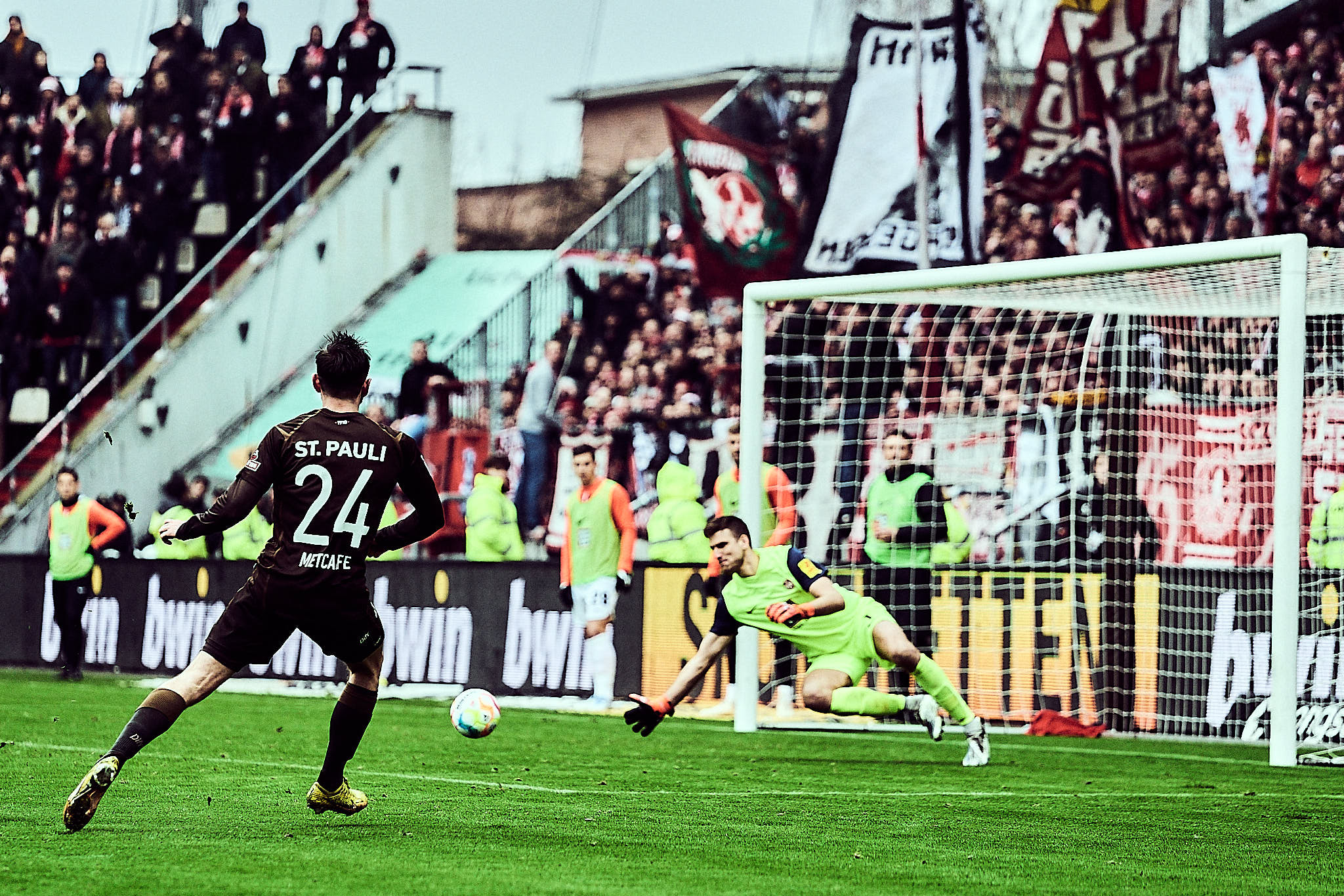 Connor Metcalfes Schuss umkurvt Andreas Luthe im Tor vom 1. FC Kaiserslautern.