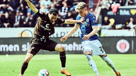 Arminia Spieler Robin Hack kommt nicht an Manolis Saliakas ran