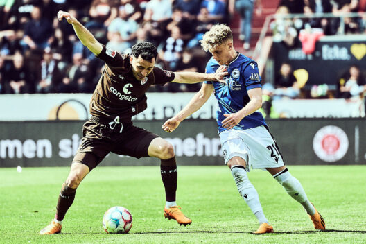 Arminia Spieler Robin Hack kommt nicht an Manolis Saliakas ran