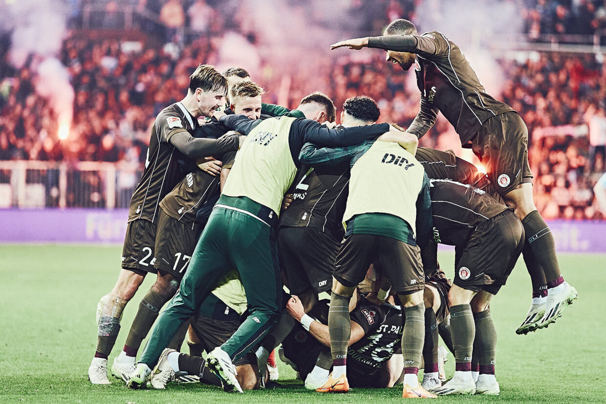 FC St. Pauli bejubelt den Gewinn am Millerntor gegen Schalke 04
