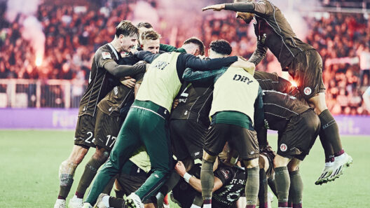 FC St. Pauli bejubelt den Gewinn am Millerntor gegen Schalke 04