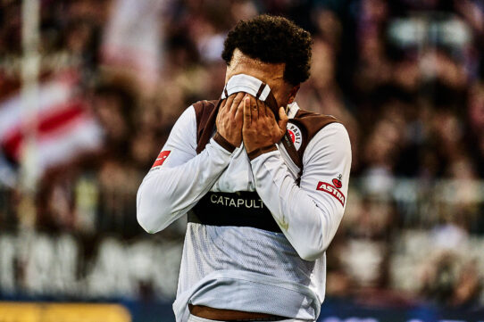 Ein Spieler des FC St. Pauli verdeckt frustriert sein Gesicht