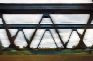 Ein dynamisches Bild eines Eisenbahnviadukts, das die Bewegung durch die Landschaft darstellt.