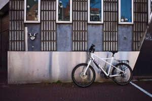 Das Fahrrad der Polizei lehnt an einer Wand.
