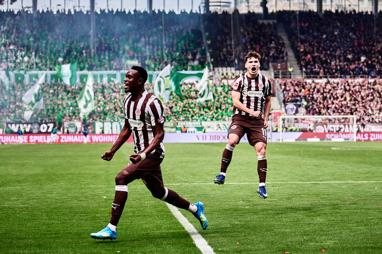 Spieler des FC St. Pauli jubeln nach einem Tor, während die begeisterte Menge im Stadion feiert. | © Stefan Groenveld
